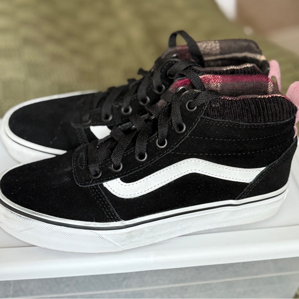 VANS WARD HI MTE HIGH-TOP BLACK AND WHITE SNEAKER